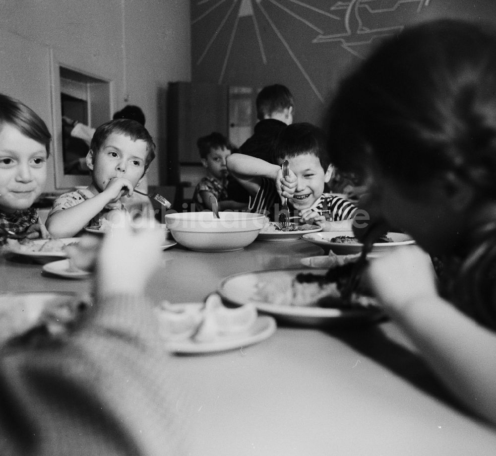 Bad Belzig: Kinder beim gemeinsamen Mittagessen im Kinderheim im Gutshof Glien in Bad Belzig in Brandenburg in der DDR