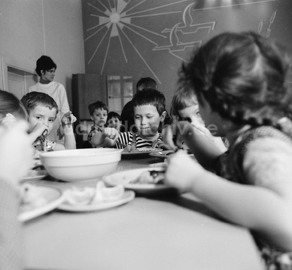 DDR-Bildarchiv: Bad Belzig - Kinder beim gemeinsamen Mittagessen im Kinderheim im Gutshof Glien in Bad Belzig in Brandenburg in der DDR
