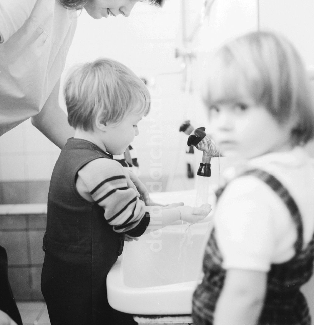 DDR-Fotoarchiv: Berlin - Kinder beim Hände waschen in einer Kinderkrippe in Berlin, der ehemaligen Hauptstadt der DDR, Deutsche Demokratische Republik