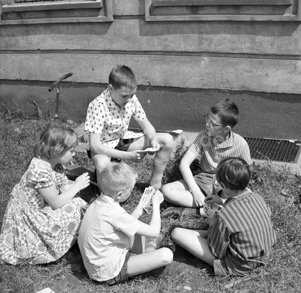 DDR-Fotoarchiv: Magdeburg - Kinder beim Kartenspielen im Freien in Magdeburg