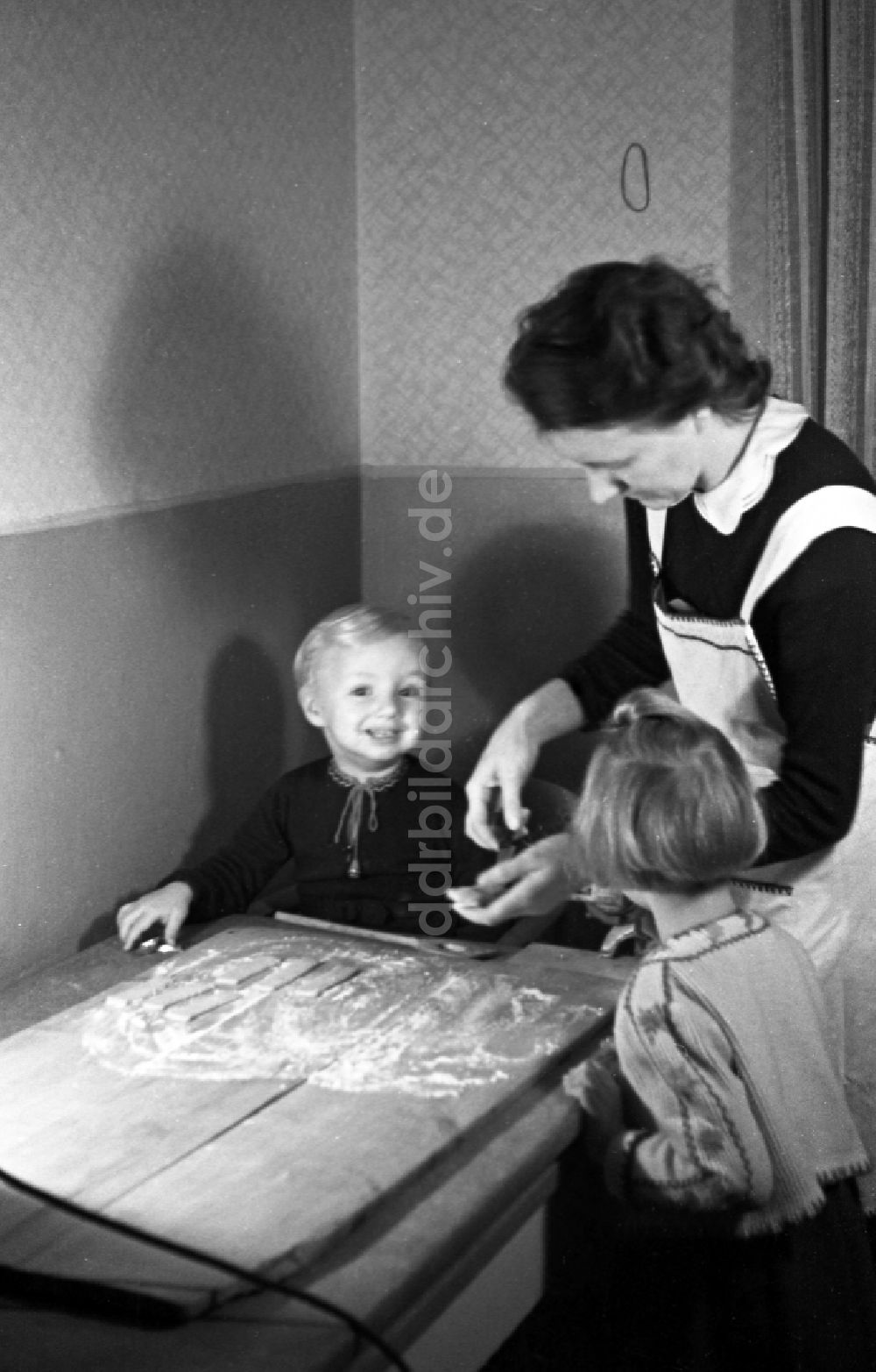 DDR-Fotoarchiv: Merseburg - Kinder beim Plätzchen backen in Merseburg in Sachsen-Anhalt in der DDR