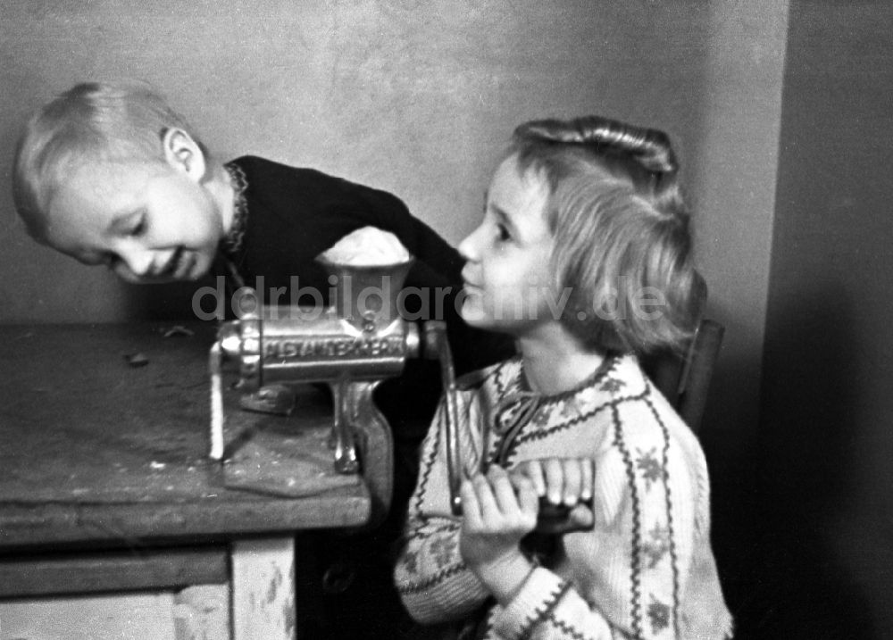 DDR-Bildarchiv: Merseburg - Kinder beim Plätzchen backen in Merseburg in Sachsen-Anhalt in der DDR