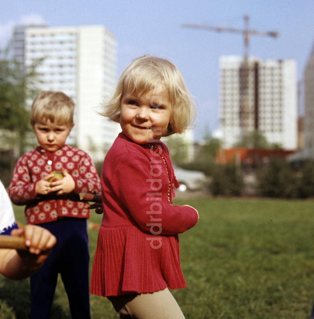 DDR-Fotoarchiv: Berlin - Kinder beim Spielen