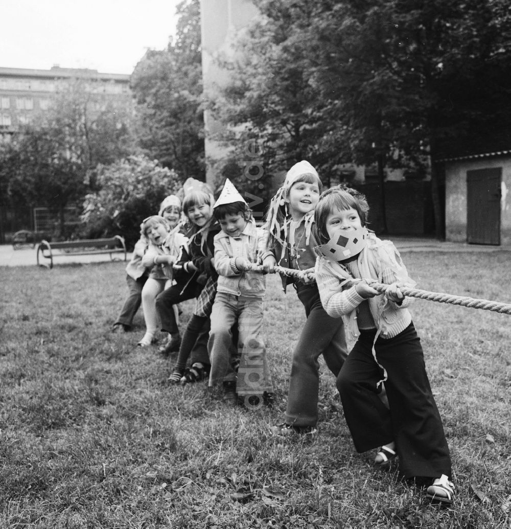 DDR-Fotoarchiv: Berlin - Kinder beim Tauziehen im Kindergarten in Berlin