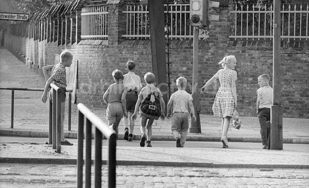 Berlin: Kinder überqueren die Greifswalder Straße in Berlin, der ehemaligen Hauptstadt der DDR, Deutsche Demokratische Republik