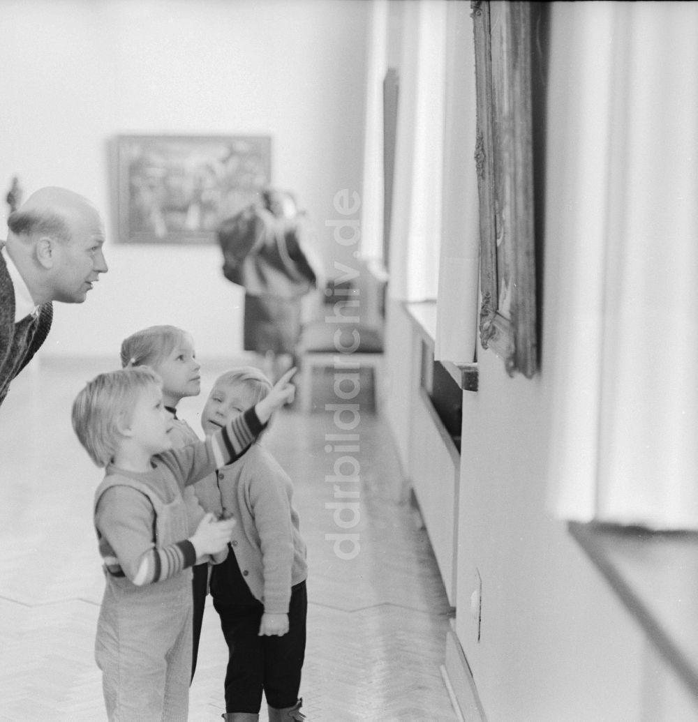 DDR-Bildarchiv: Berlin - Kinder zu Besuch im Alten Museum in Berlin, der ehemaligen Hauptstadt der DDR, Deutsche Demokratische Republik