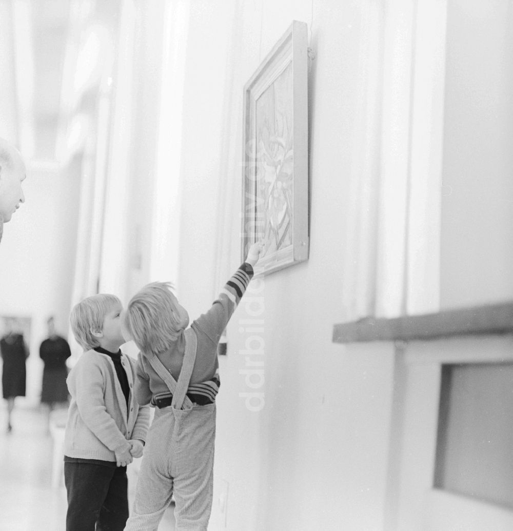 Berlin: Kinder zu Besuch im Alten Museum in Berlin, der ehemaligen Hauptstadt der DDR, Deutsche Demokratische Republik