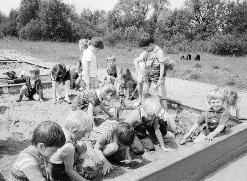 DDR-Bildarchiv: Eberswalde - Kinder im Betriebskindergarten des VEB Walzwerk Finow in Eberswalde in Brandenburg in der DDR