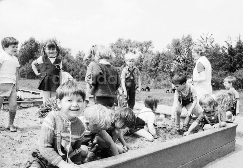 DDR-Fotoarchiv: Eberswalde - Kinder im Betriebskindergarten des VEB Walzwerk Finow in Eberswalde in Brandenburg in der DDR