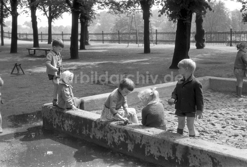 DDR-Fotoarchiv: Magdeburg - Kinder im Buddelkasten auf einem Schulhof in Magdeburg