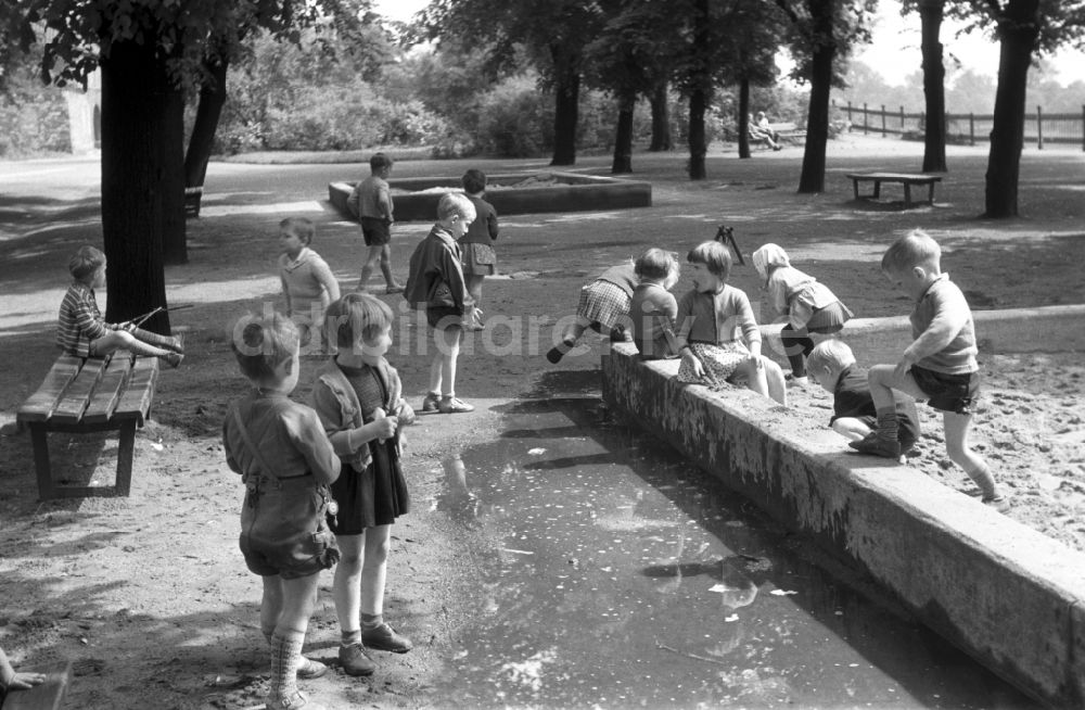 DDR-Bildarchiv: Magdeburg - Kinder im Buddelkasten auf einem Schulhof in Magdeburg