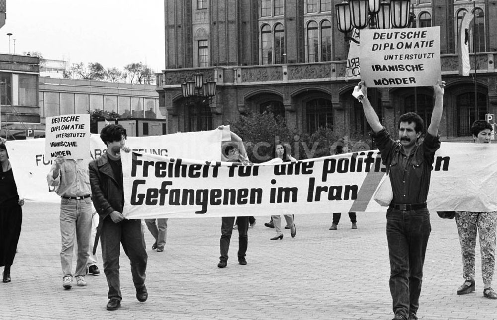DDR-Fotoarchiv: Berlin / Mitte - 16.07.92 Kinder demonstrieren vor Roten Rathaus