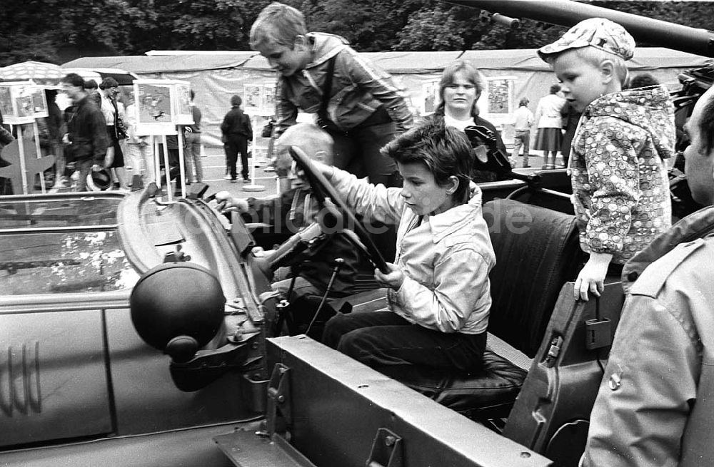 DDR-Fotoarchiv: Potsdam (Brandenburg) - Kinder in einem Auto auf dem MV-Pressefest (Märkische Volksstimme) im Park von Sanssouci in Potsdam / Brandenburg Foto: Gebser