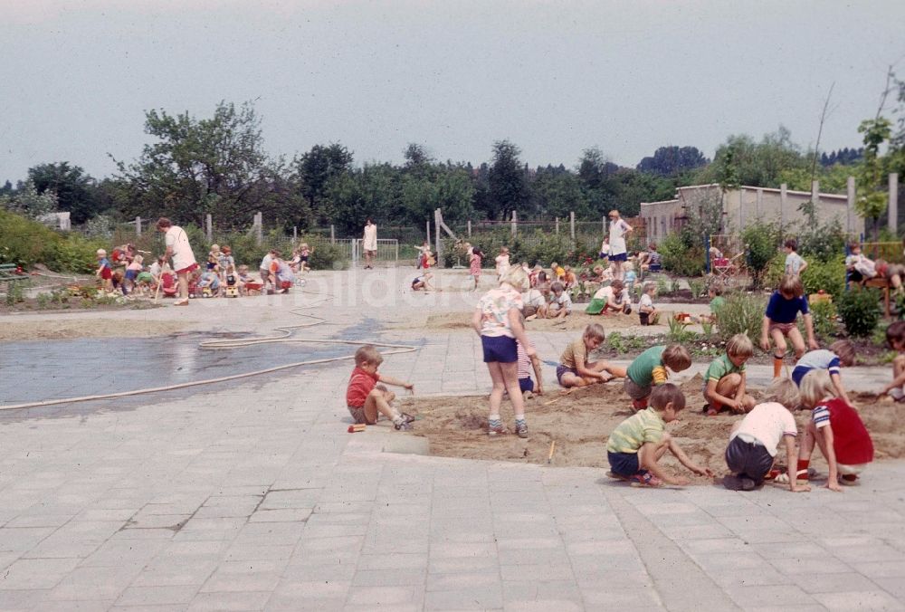 DDR-Bildarchiv: Bernau bei Berlin - Kinder in einem Kindergarten in Bernau bei Berlin in Brandenburg in der DDR