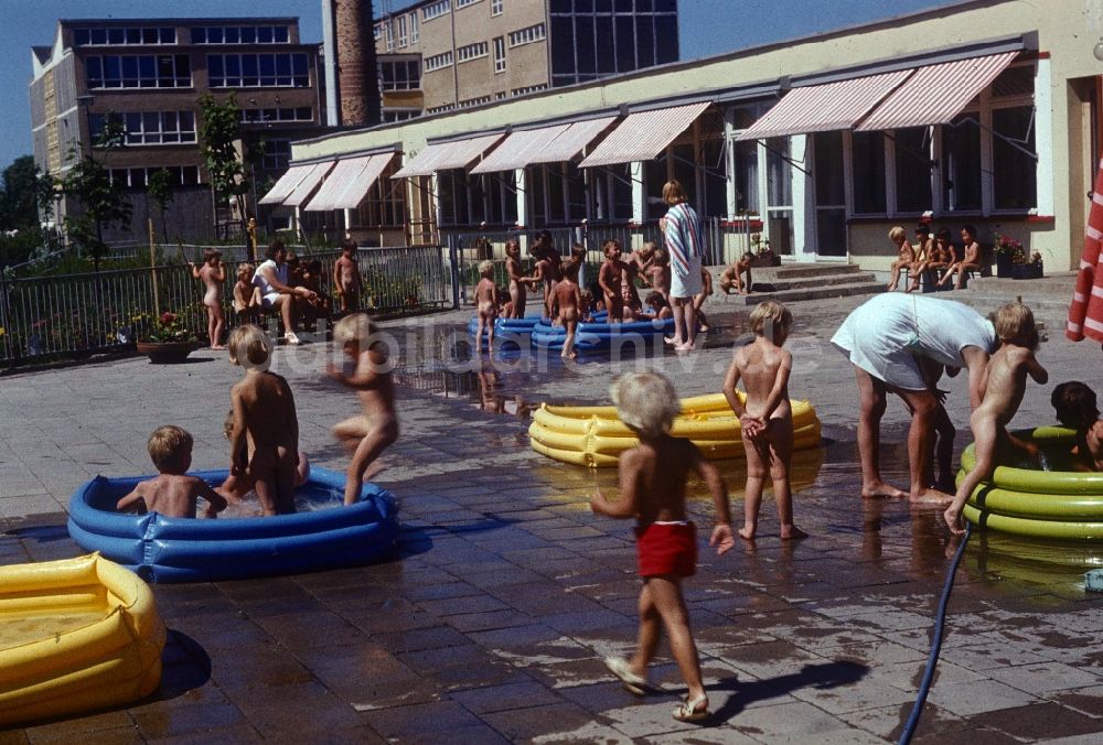 DDR-Fotoarchiv: Bernau bei Berlin - Kinder in einem Kindergarten in Bernau bei Berlin in Brandenburg in der DDR