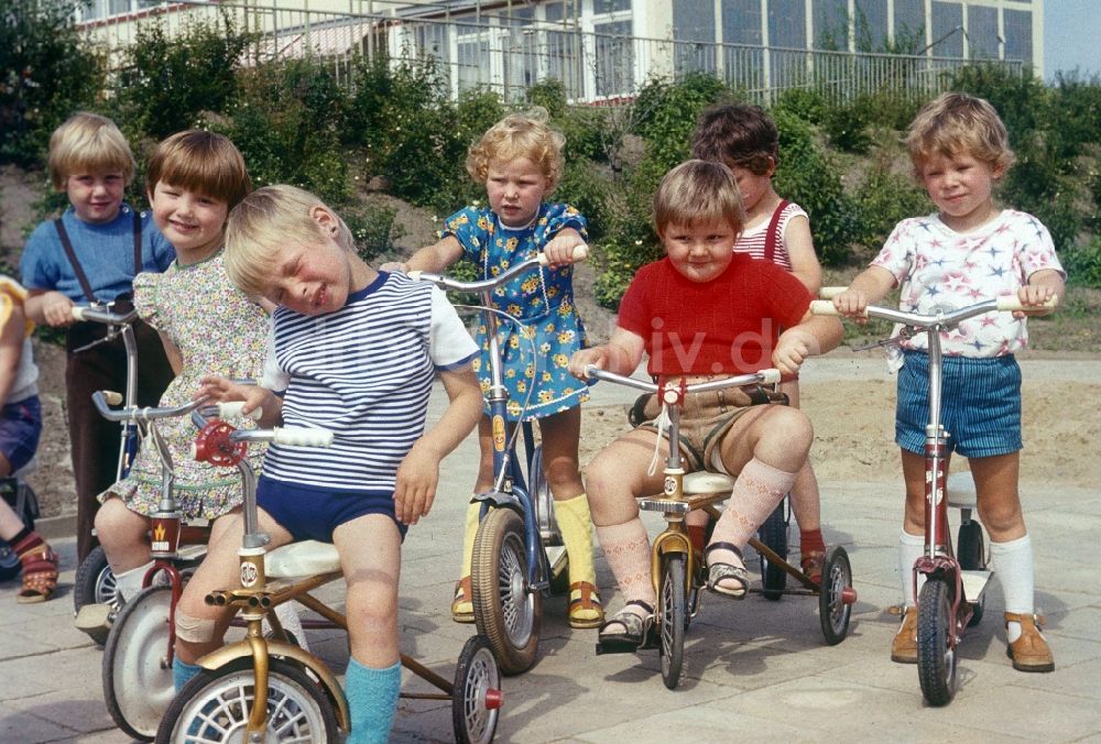 Bernau bei Berlin: Kinder in einem Kindergarten in Bernau bei Berlin in Brandenburg in der DDR