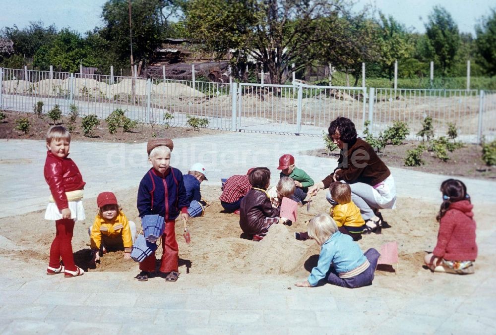 Bernau bei Berlin: Kinder in einem Kindergarten in Bernau bei Berlin in Brandenburg in der DDR