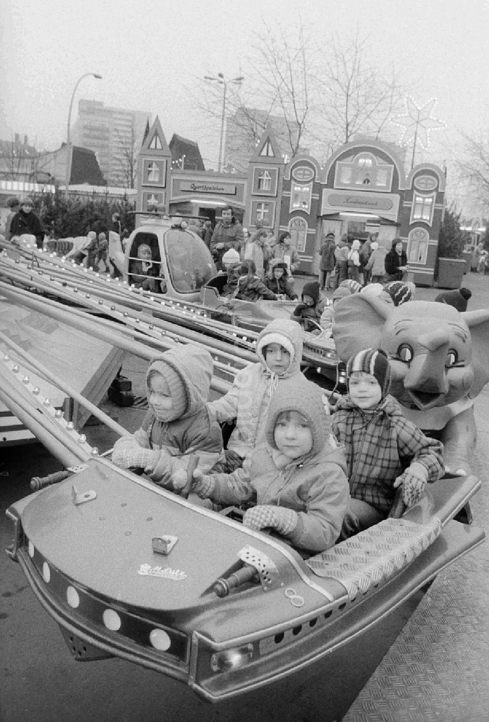 DDR-Bildarchiv: Berlin - Kinder in einem Kinderkarussell auf dem Berliner Weihnachtsmarkt in Berlin, der ehemaligen Hauptstadt der DDR, Deutsche Demokratische Republik