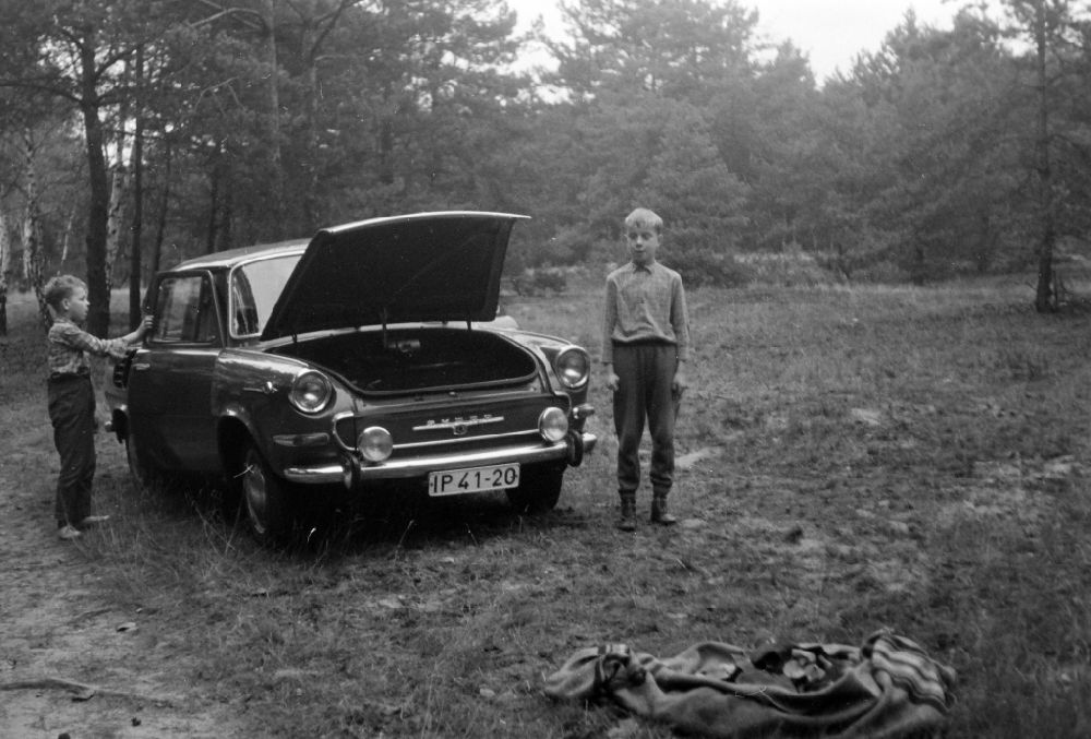 DDR-Fotoarchiv: Berlin - Kinder an einem PKW - Kraftfahrzeug Skoda 1000 MB in Berlin in der DDR