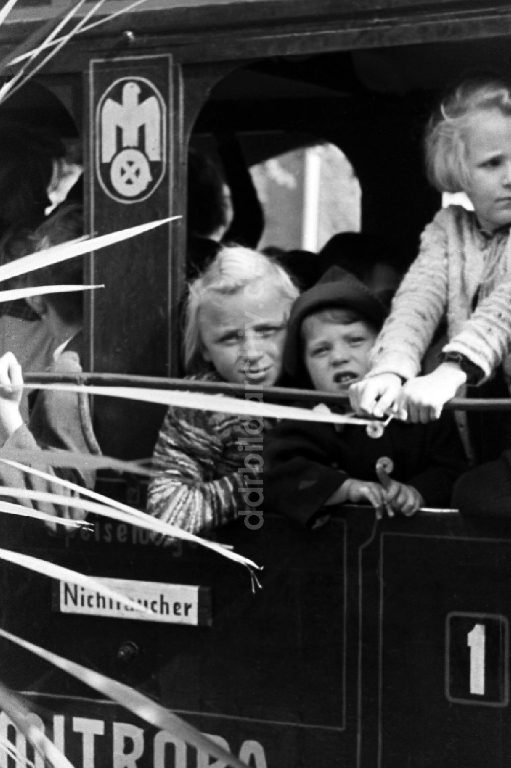 Merseburg: Kinder in einem Zugabteil in Merseburg in Sachsen-Anhalt in Deutschland