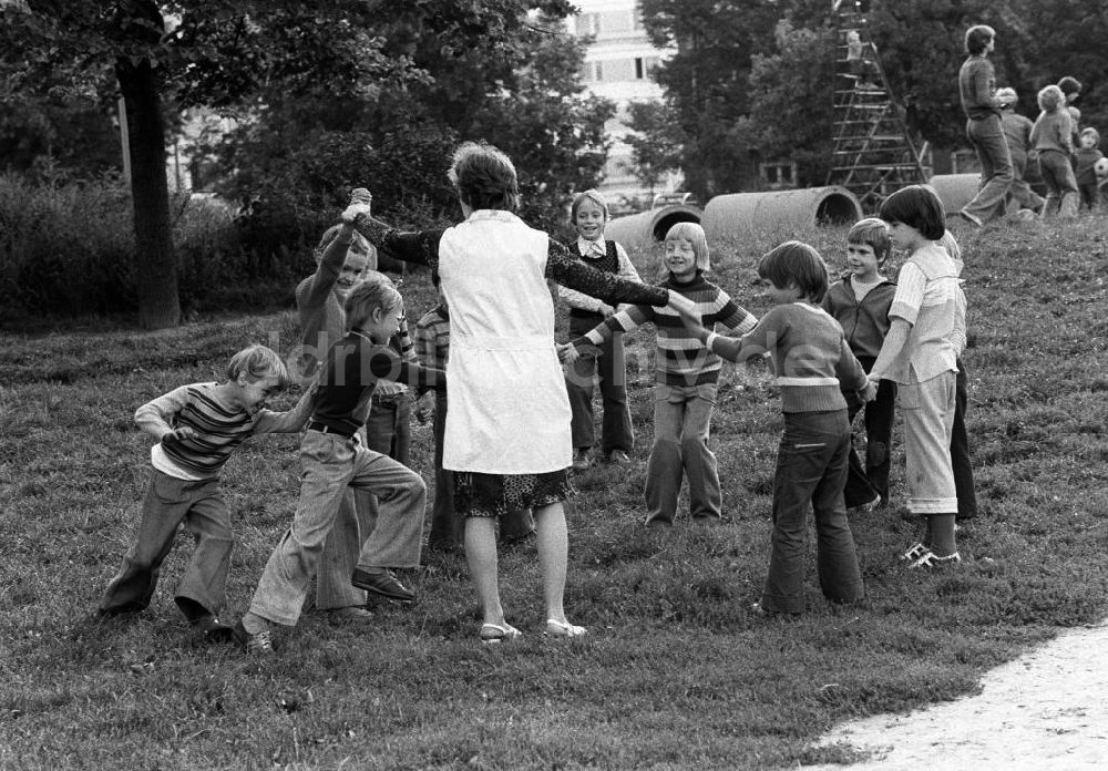 DDR-Bildarchiv: Berlin - Kinder auf einen Spielplatz in Berlin