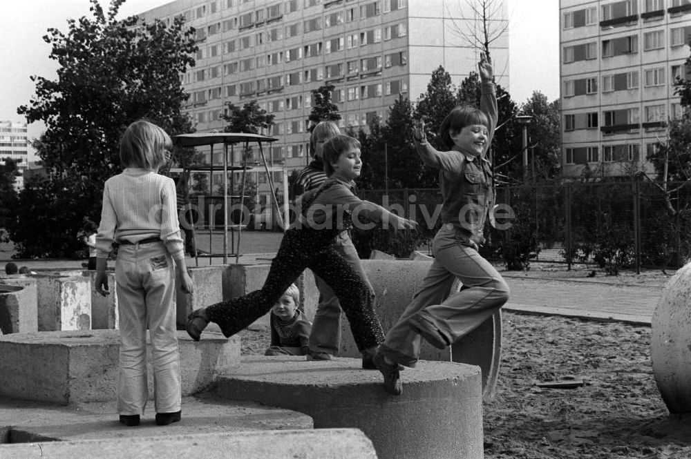 DDR-Fotoarchiv: Berlin - Kinder auf einen Spielplatz in Berlin
