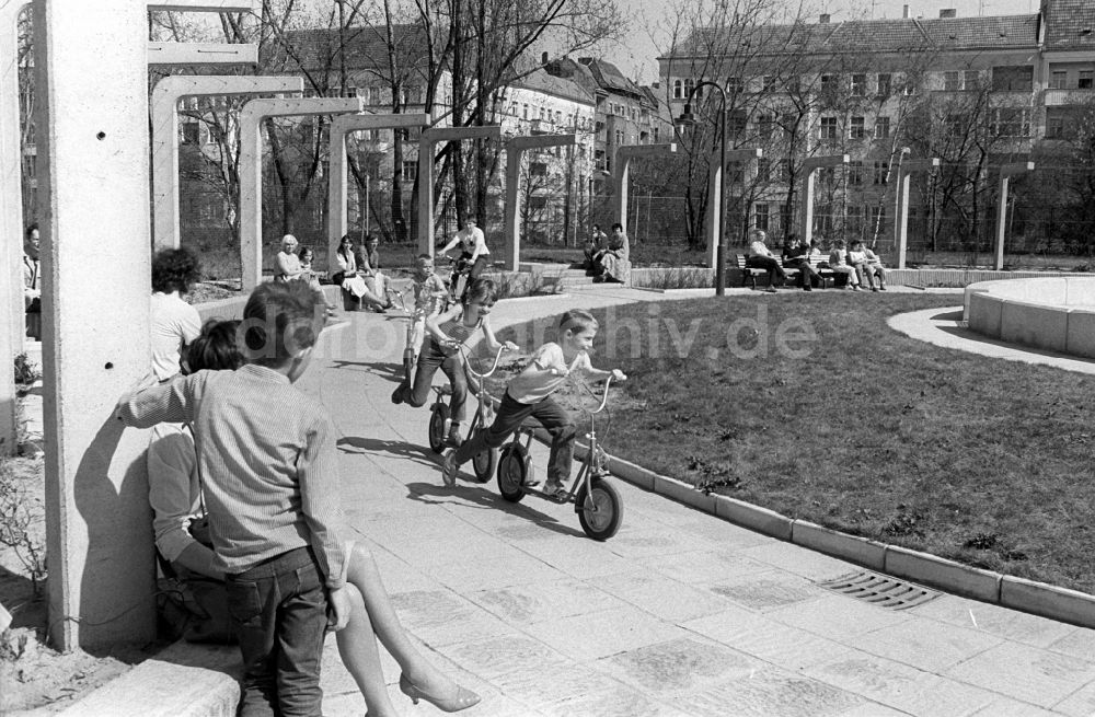 DDR-Fotoarchiv: Berlin - Kinder fahren Roller im Ernst-Thälmann-Park in Berlin