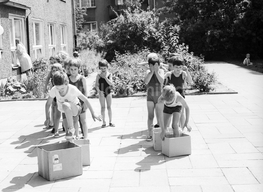 Berlin: Kinder feiern den Internationaler Kindertag in einem Kindergarten in Berlin, der ehemaligen Hauptstadt der DDR, Deutsche Demokratische Republik