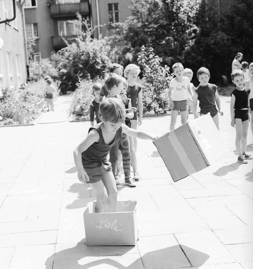 DDR-Bildarchiv: Berlin - Kinder feiern den Internationaler Kindertag in einem Kindergarten in Berlin, der ehemaligen Hauptstadt der DDR, Deutsche Demokratische Republik
