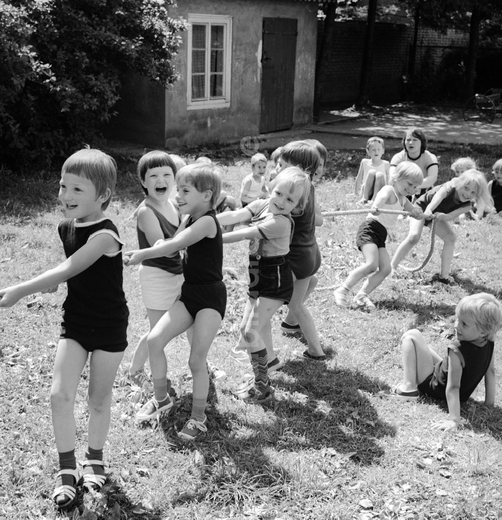DDR-Bildarchiv: Berlin - Kinder feiern den Internationaler Kindertag in einem Kindergarten in Berlin, der ehemaligen Hauptstadt der DDR, Deutsche Demokratische Republik