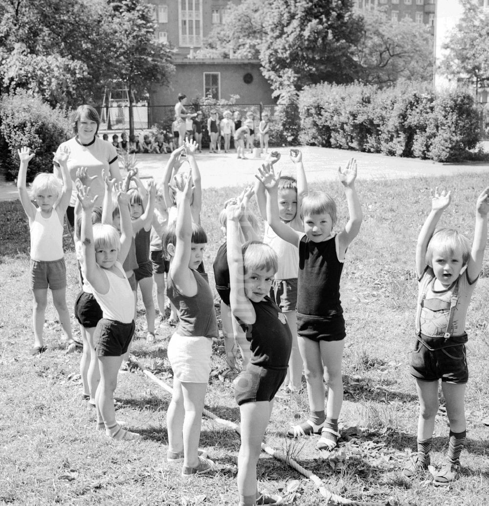 DDR-Fotoarchiv: Berlin - Kinder feiern den Internationaler Kindertag in einem Kindergarten in Berlin, der ehemaligen Hauptstadt der DDR, Deutsche Demokratische Republik