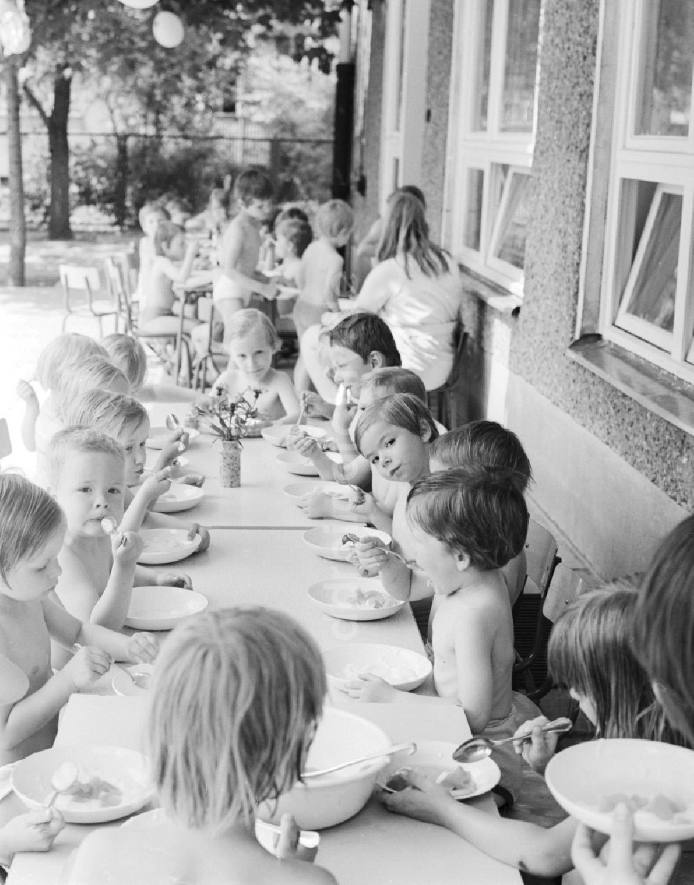 Berlin: Kinder feiern den Internationaler Kindertag in einem Kindergarten in Berlin, der ehemaligen Hauptstadt der DDR, Deutsche Demokratische Republik