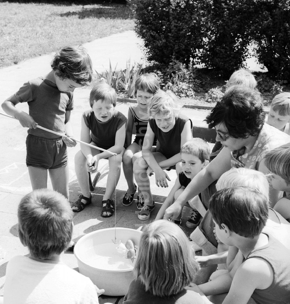 DDR-Fotoarchiv: Berlin - Kinder feiern den Internationaler Kindertag in einem Kindergarten in Berlin, der ehemaligen Hauptstadt der DDR, Deutsche Demokratische Republik