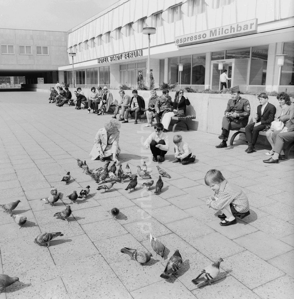 DDR-Bildarchiv: Berlin - Kinder füttern Tauben auf dem Alexanderplatz in Berlin