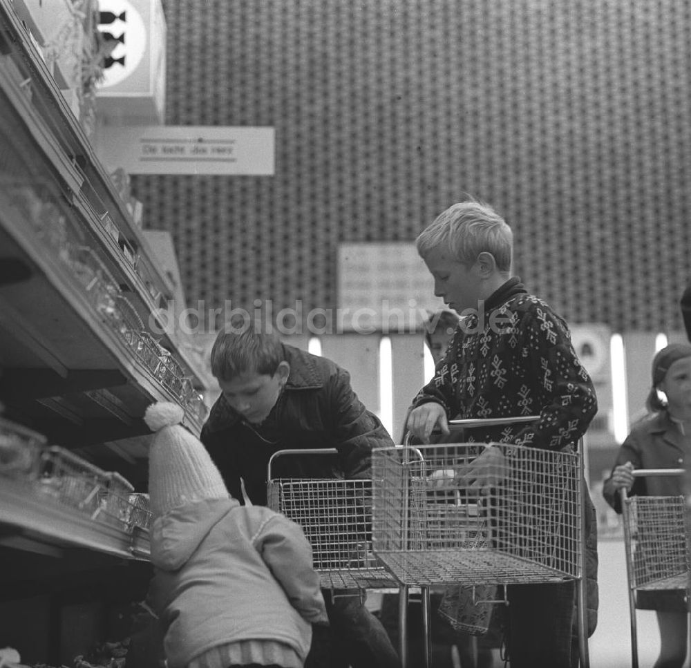 DDR-Fotoarchiv: Rostock - Kinder in einer Kaufhalle in Rostock