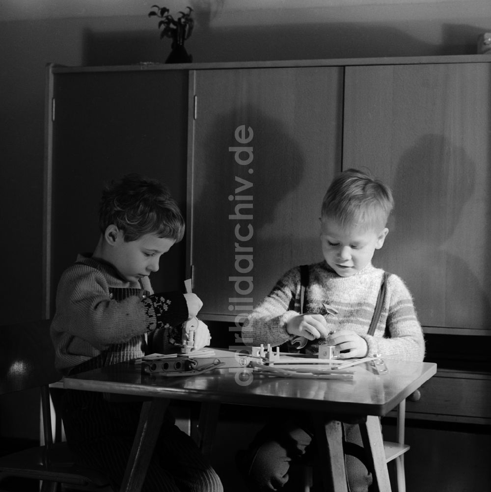 DDR-Fotoarchiv: Berlin - Friedrichshain - Kinder im Kindergarten in Berlin - Friedrichshain