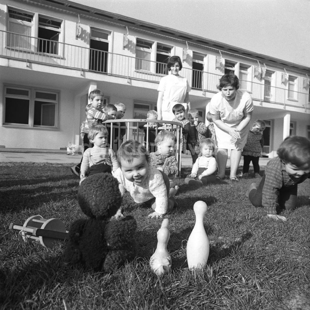 DDR-Fotoarchiv: Cottbus - Kinder in der Kinderkrippe in Cottbus