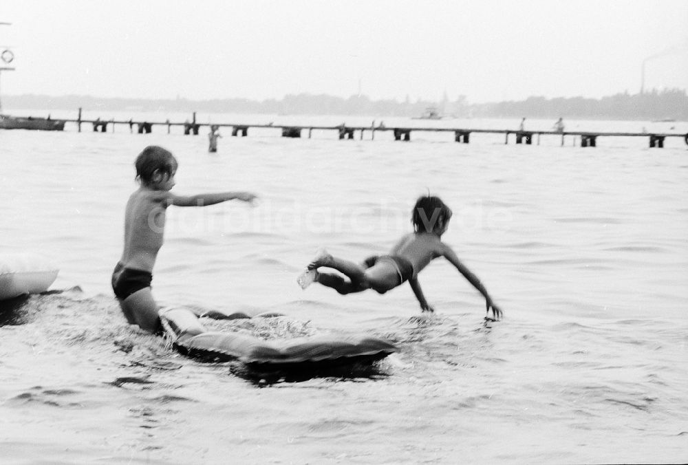 DDR-Bildarchiv: Berlin - Kinder auf einer Luftmatratze auf dem Müggelsee im Strandbad Müggelsee in Berlin, der ehemaligen Hauptstadt der DDR, Deutsche Demokratische Republik