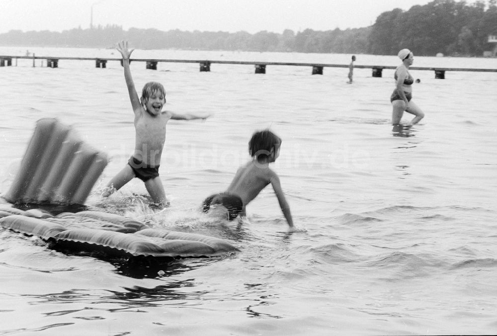 Berlin: Kinder auf einer Luftmatratze auf dem Müggelsee im Strandbad Müggelsee in Berlin, der ehemaligen Hauptstadt der DDR, Deutsche Demokratische Republik