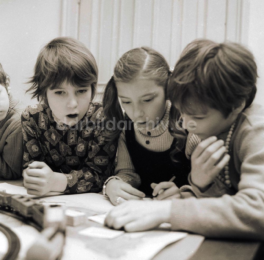 DDR-Bildarchiv: Berlin - Kinder machen gemeinsam Hausaufgaben in Berlin, der ehemaligen Hauptstadt der DDR, Deutsche Demokratische Republik