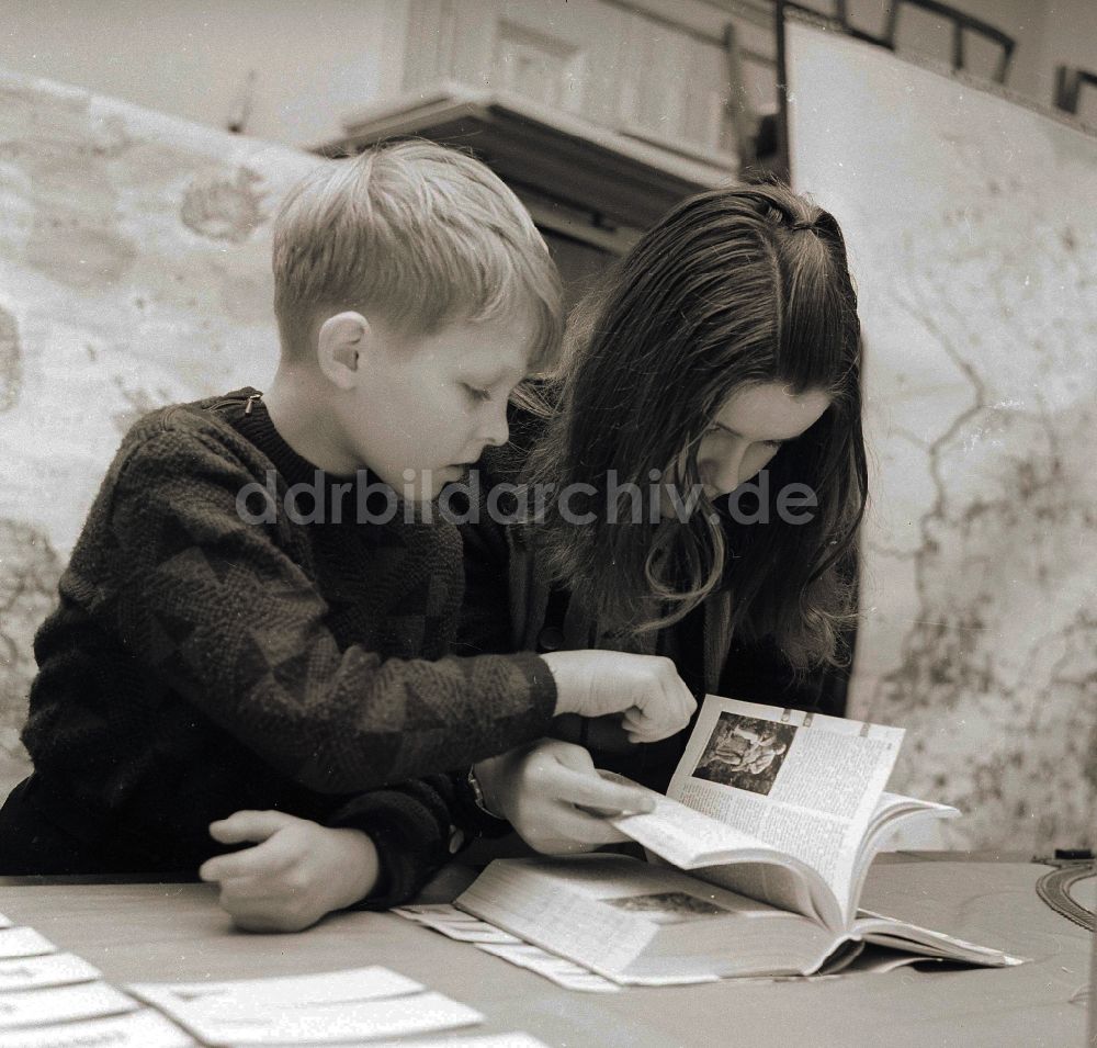 DDR-Fotoarchiv: Berlin - Kinder machen gemeinsam Hausaufgaben in Berlin, der ehemaligen Hauptstadt der DDR, Deutsche Demokratische Republik