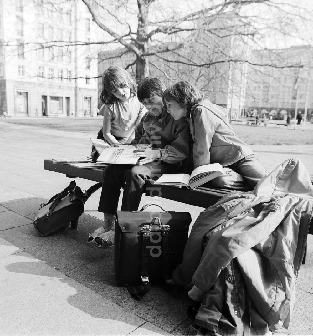 DDR-Bildarchiv: Berlin - Kinder nach der Schule in Berlin, der ehemaligen Hauptstadt der DDR, Deutsche Demokratische Republik