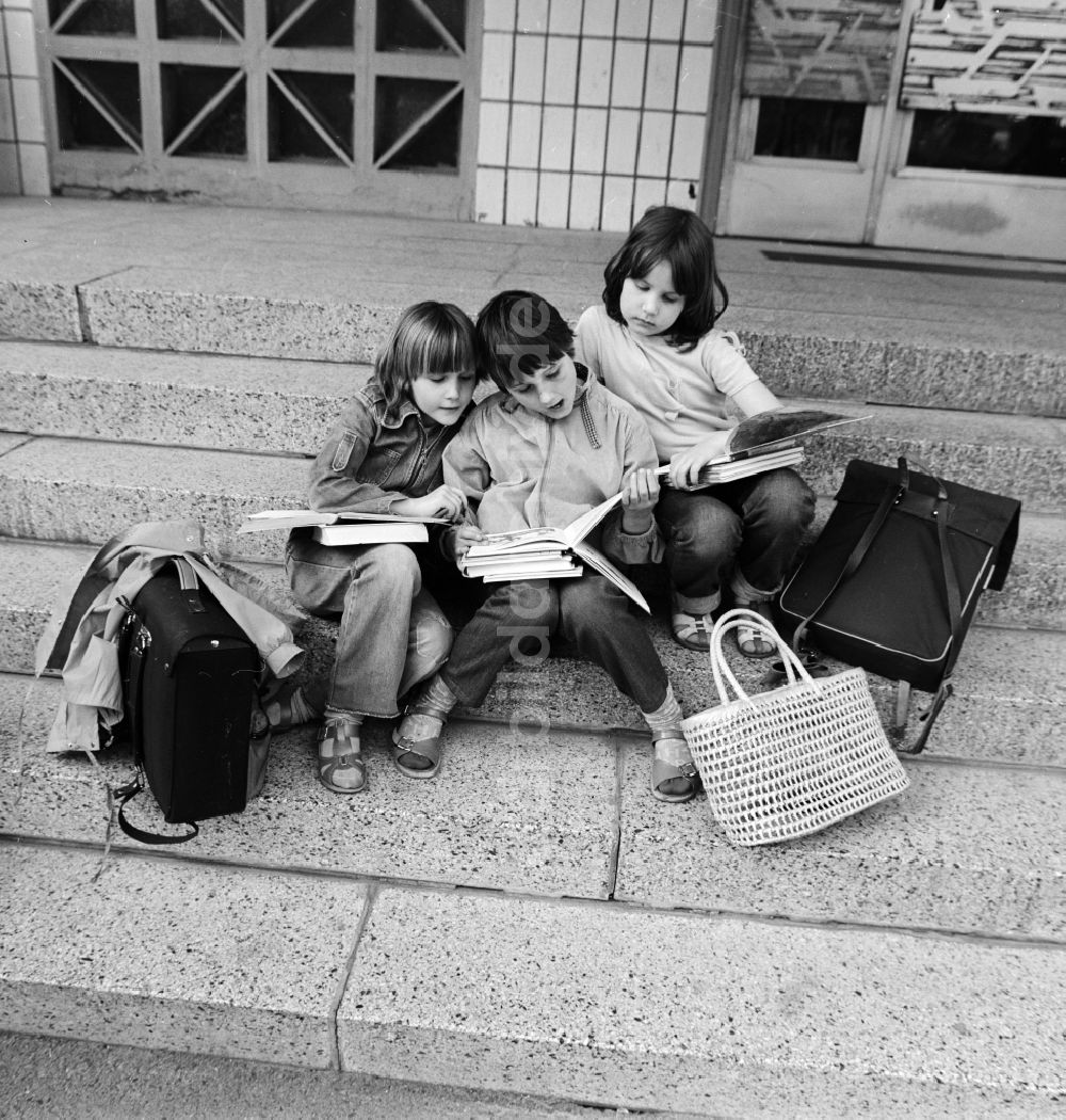 DDR-Fotoarchiv: Berlin - Kinder nach der Schule in Berlin, der ehemaligen Hauptstadt der DDR, Deutsche Demokratische Republik