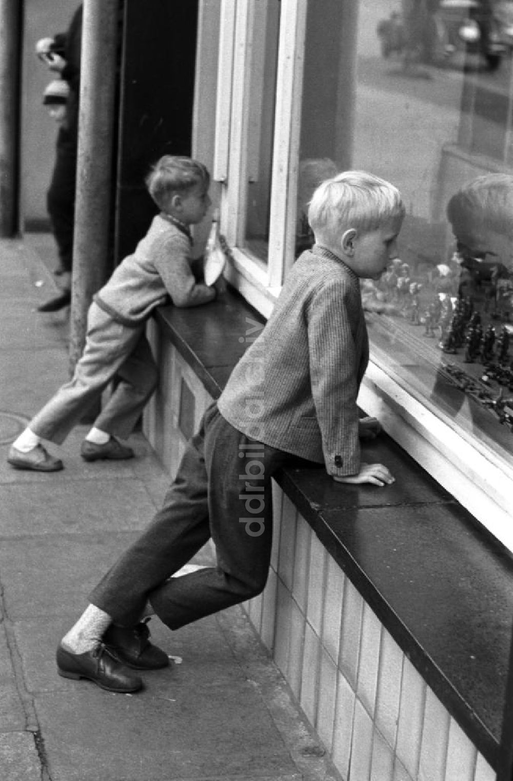 DDR-Fotoarchiv: - Kinder am Schaufenster in Dresden
