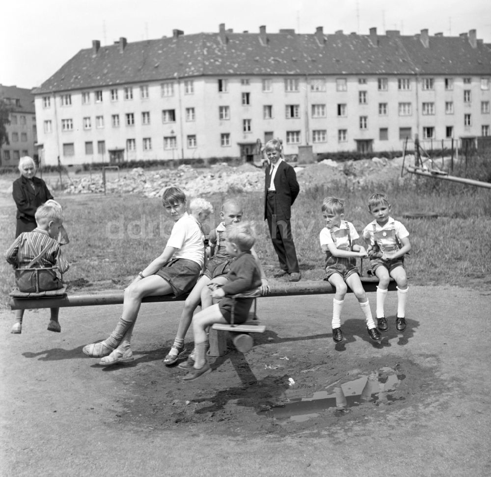 DDR-Bildarchiv: Magdeburg - Kinder sitzen auf einem Karussell auf einem Spielplatz in Magdeburg