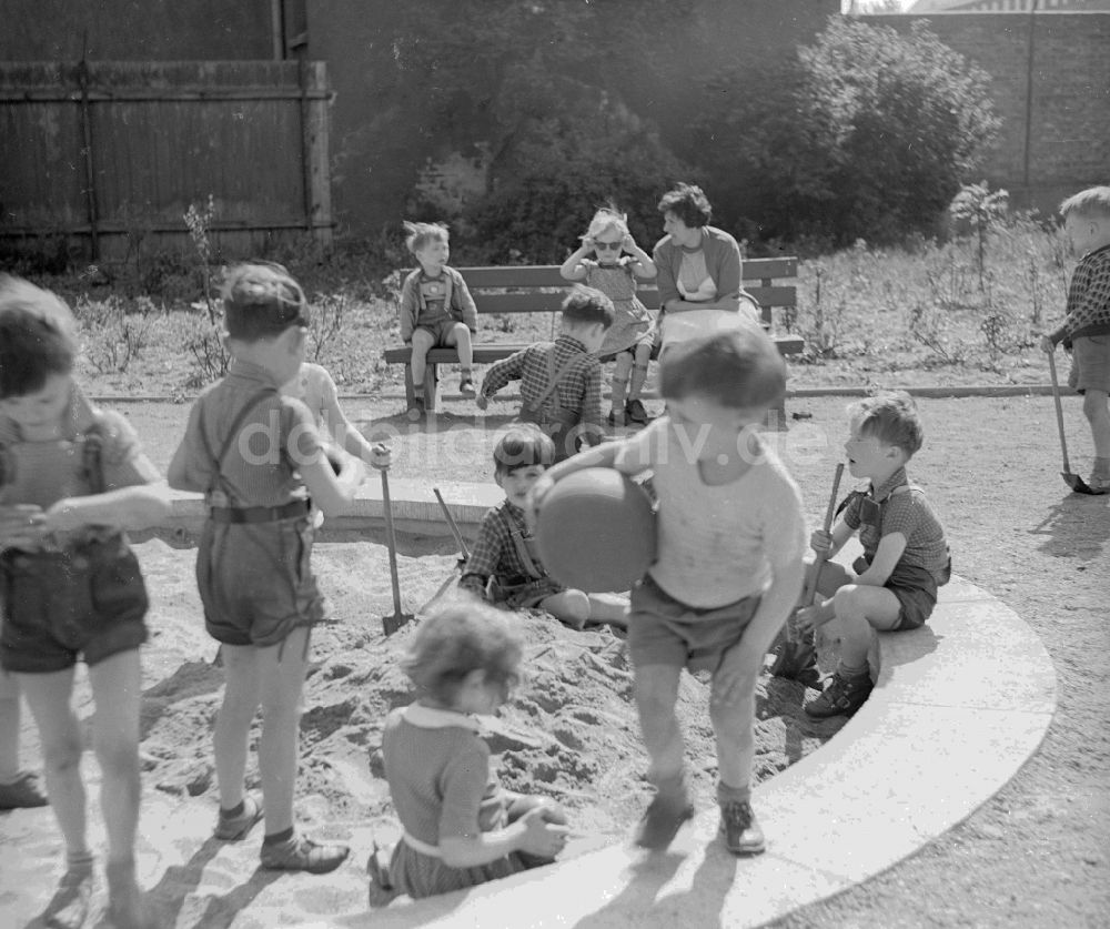 Arnstadt: Kinder spielen ausgelassen im Buddelkasten eines Kindergartens in Arnstadt in Thüringen in der DDR