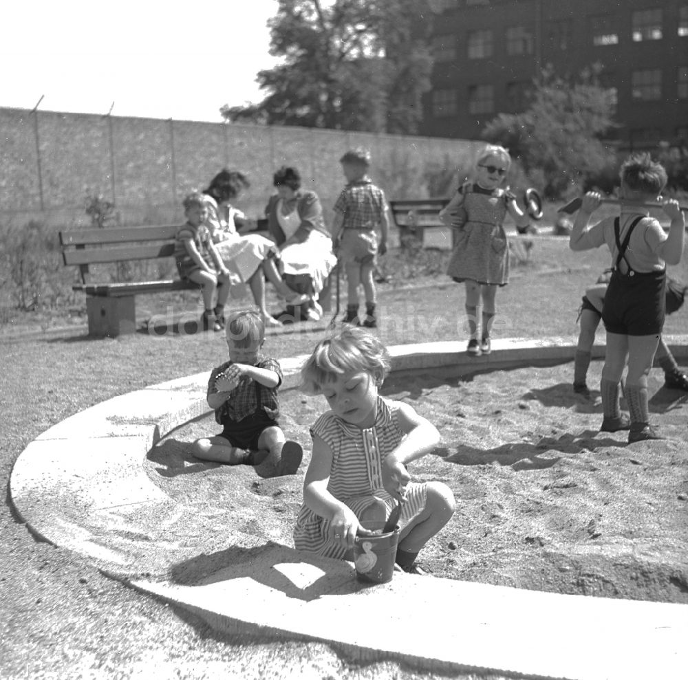 DDR-Bildarchiv: Arnstadt - Kinder spielen ausgelassen im Buddelkasten eines Kindergartens in Arnstadt in Thüringen in der DDR