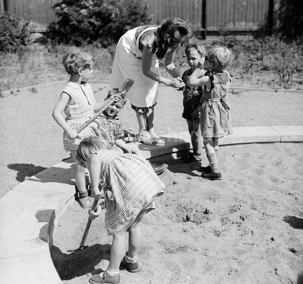DDR-Fotoarchiv: Arnstadt - Kinder spielen ausgelassen im Buddelkasten eines Kindergartens in Arnstadt in Thüringen in der DDR