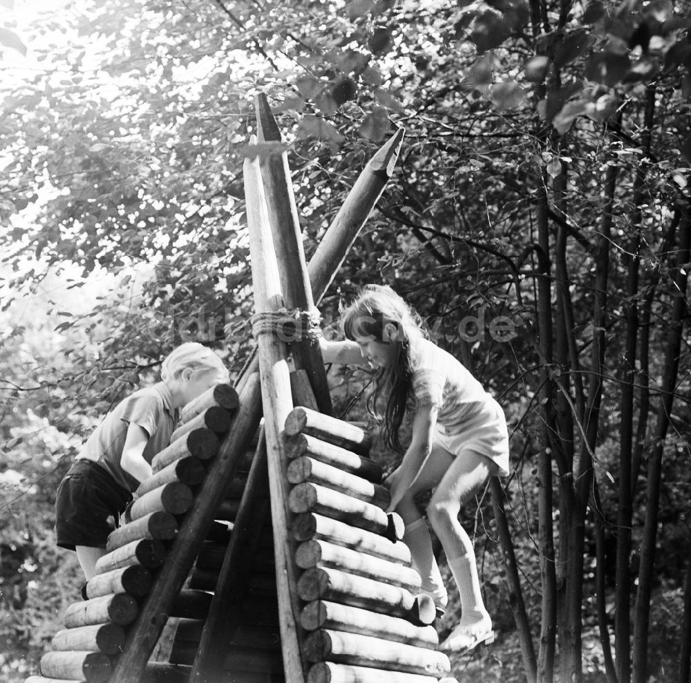 DDR-Bildarchiv: Berlin - Kinder spielen ausgelassen auf einem Spielplatz in Berlin, der ehemaligen Hauptstadt der DDR, Deutsche Demokratische Republik
