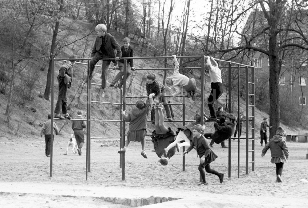 DDR-Fotoarchiv: Berlin - Kinder spielen an einem Klettergerüst auf einem Spielplatz in Berlin, der ehemaligen Hauptstadt der DDR, Deutsche Demokratische Republik